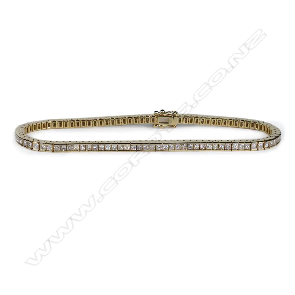 An 18ct gold and diamond tennis bracelet, Image 1++