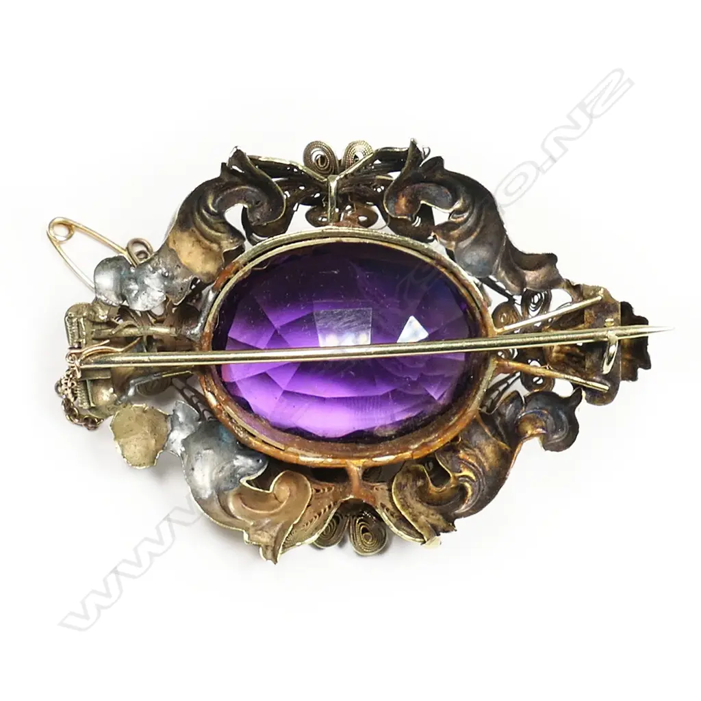 A Victorian 20ct gold and amethyst brooch, Image 1++