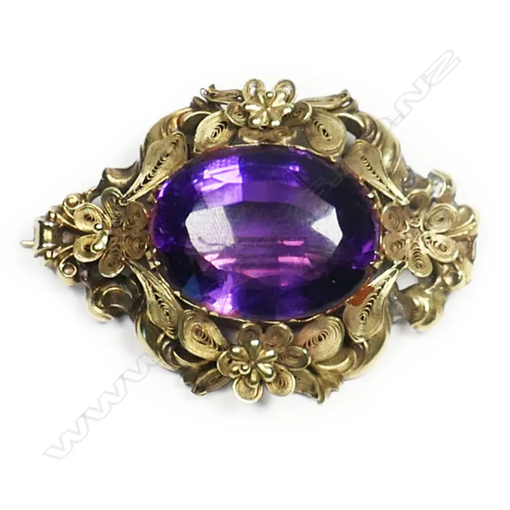 A Victorian 20ct gold and amethyst brooch, Image 1++