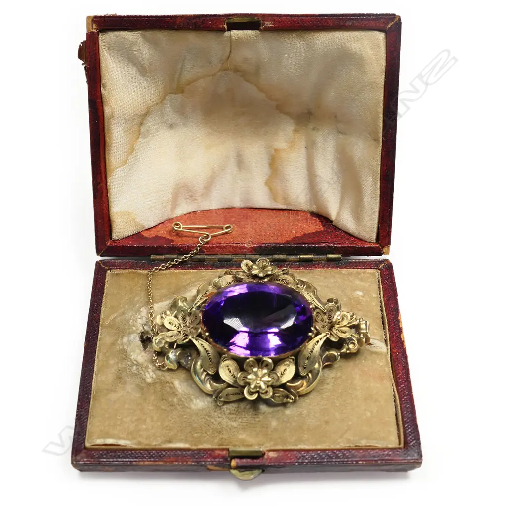A Victorian 20ct gold and amethyst brooch, Image 1++