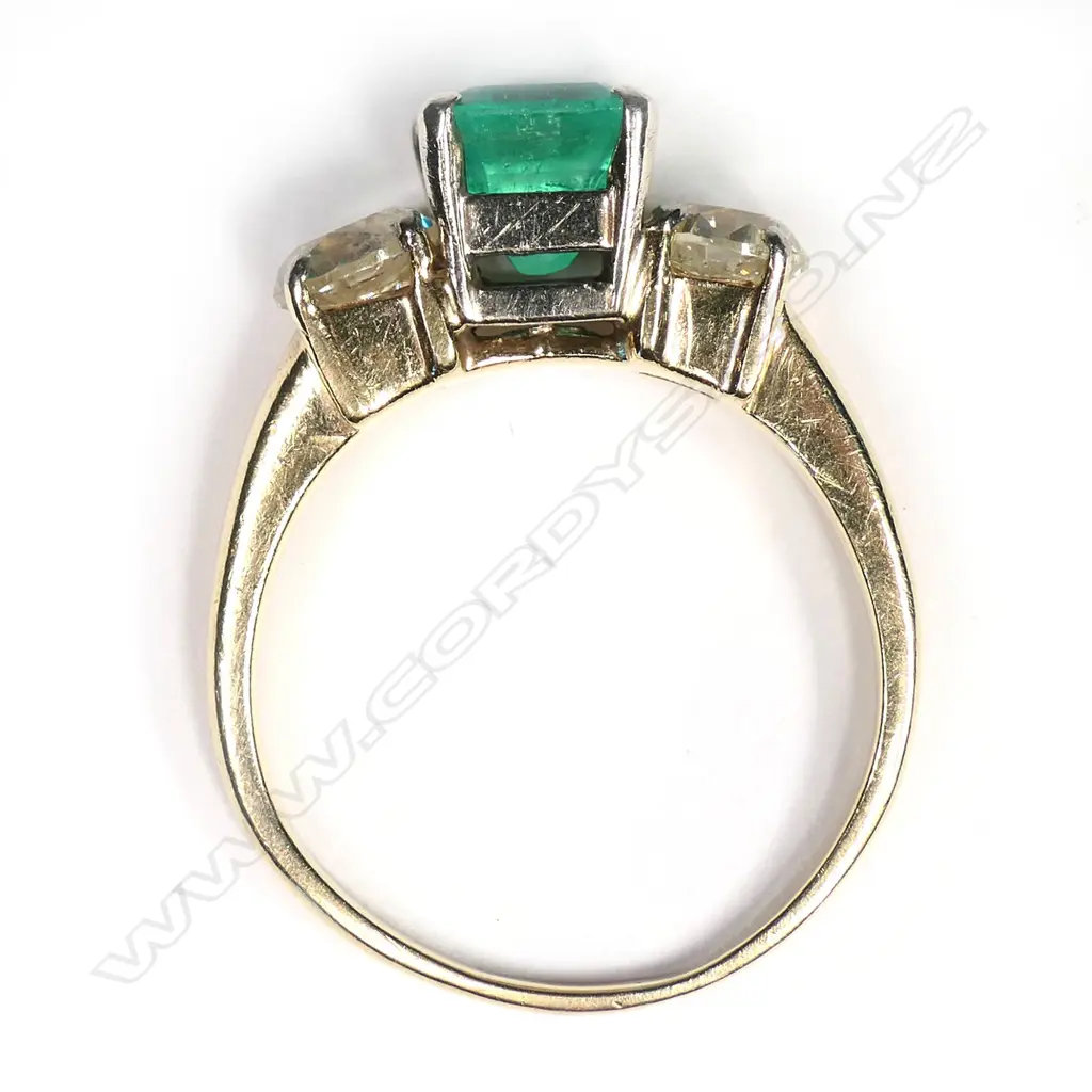 A 14ct gold, emerald and diamond ring, Image 1++