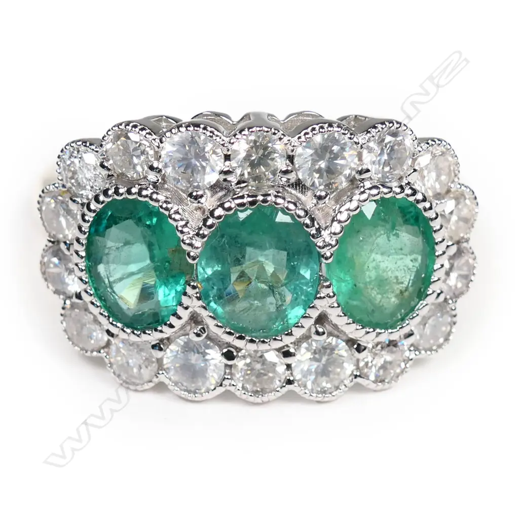 A 14ct gold, emerald and diamond trilogy ring, Image 1++