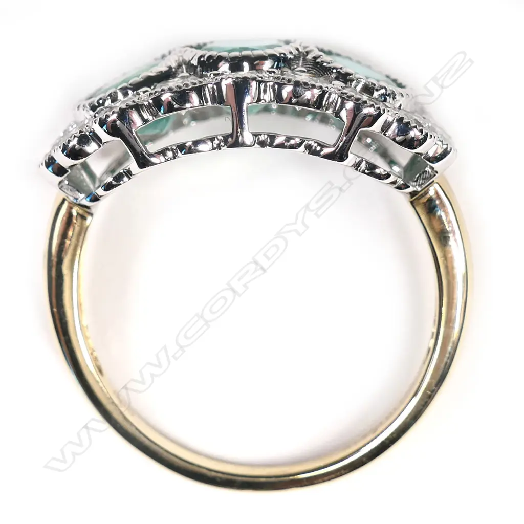 A 14ct gold, emerald and diamond trilogy ring, Image 1++