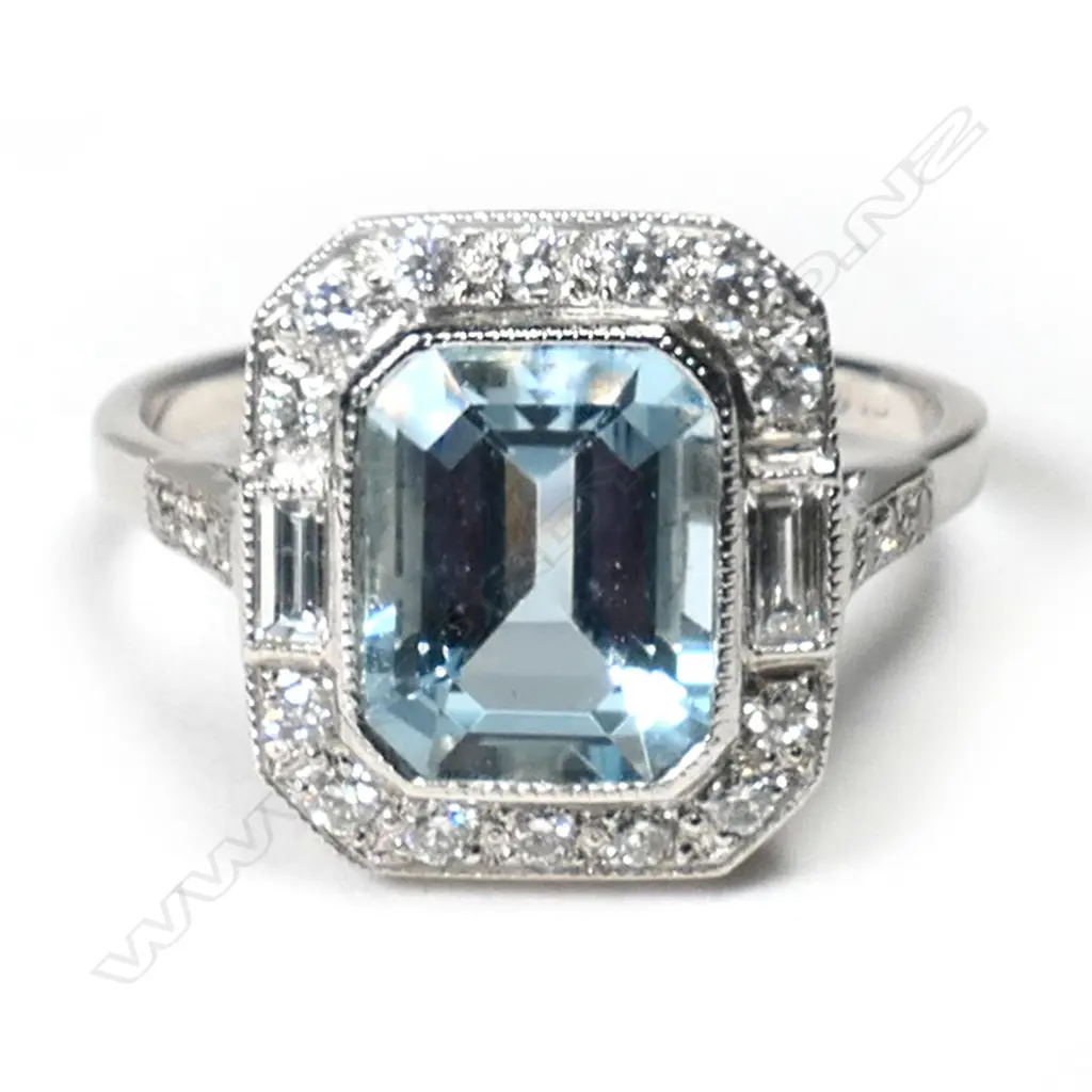 An 18ct white gold, aquamarine and diamond ring, Image 1++