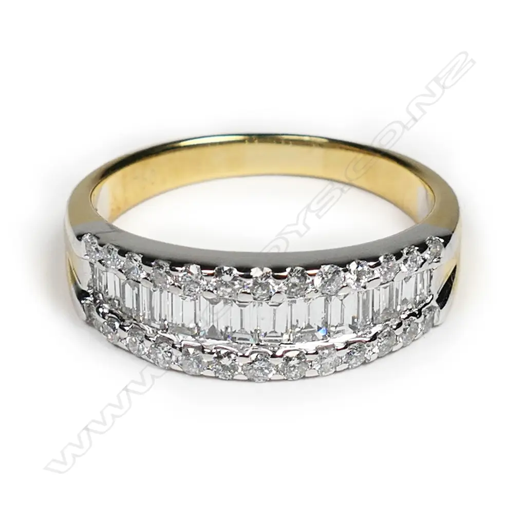 An 18ct yellow and white gold diamond ring, Image 1++