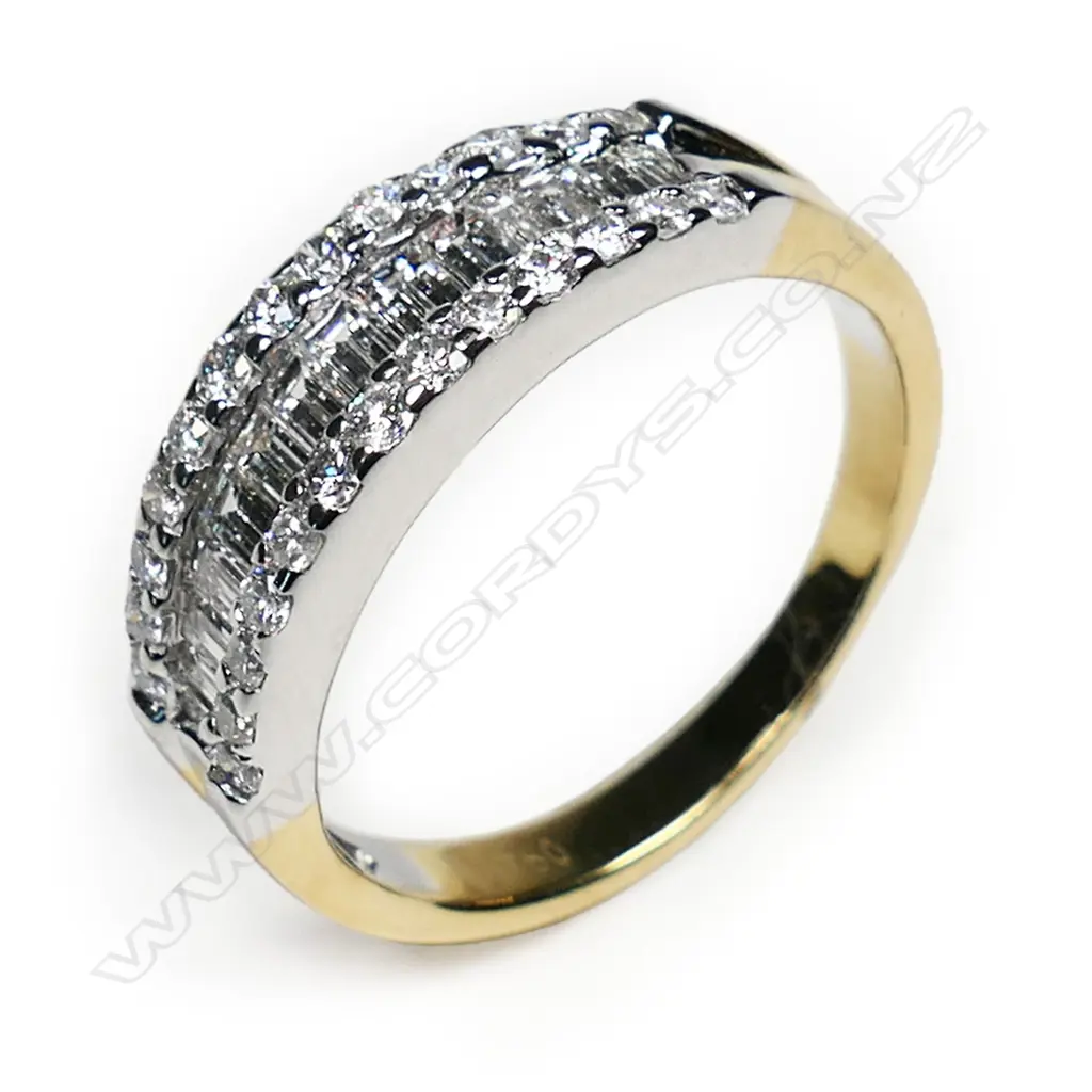 An 18ct yellow and white gold diamond ring, Image 1++