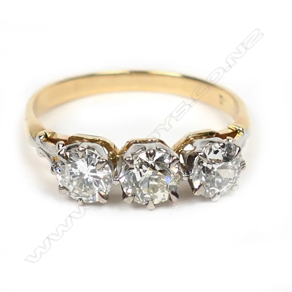An estate 18ct gold three stone diamond ring, Image 1++