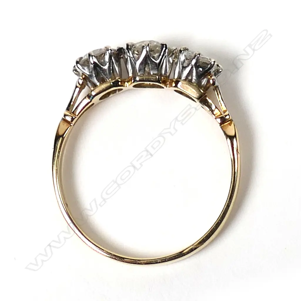 An estate 18ct gold three stone diamond ring, Image 1++