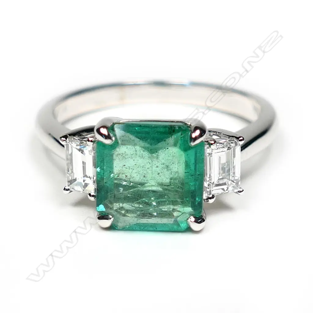 An 18ct white gold, emerald and diamond ring, Image 1++