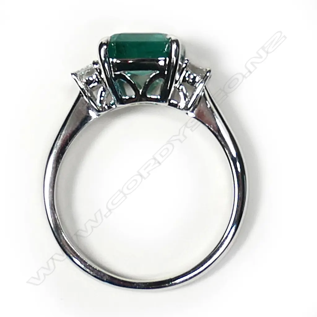An 18ct white gold, emerald and diamond ring, Image 1++