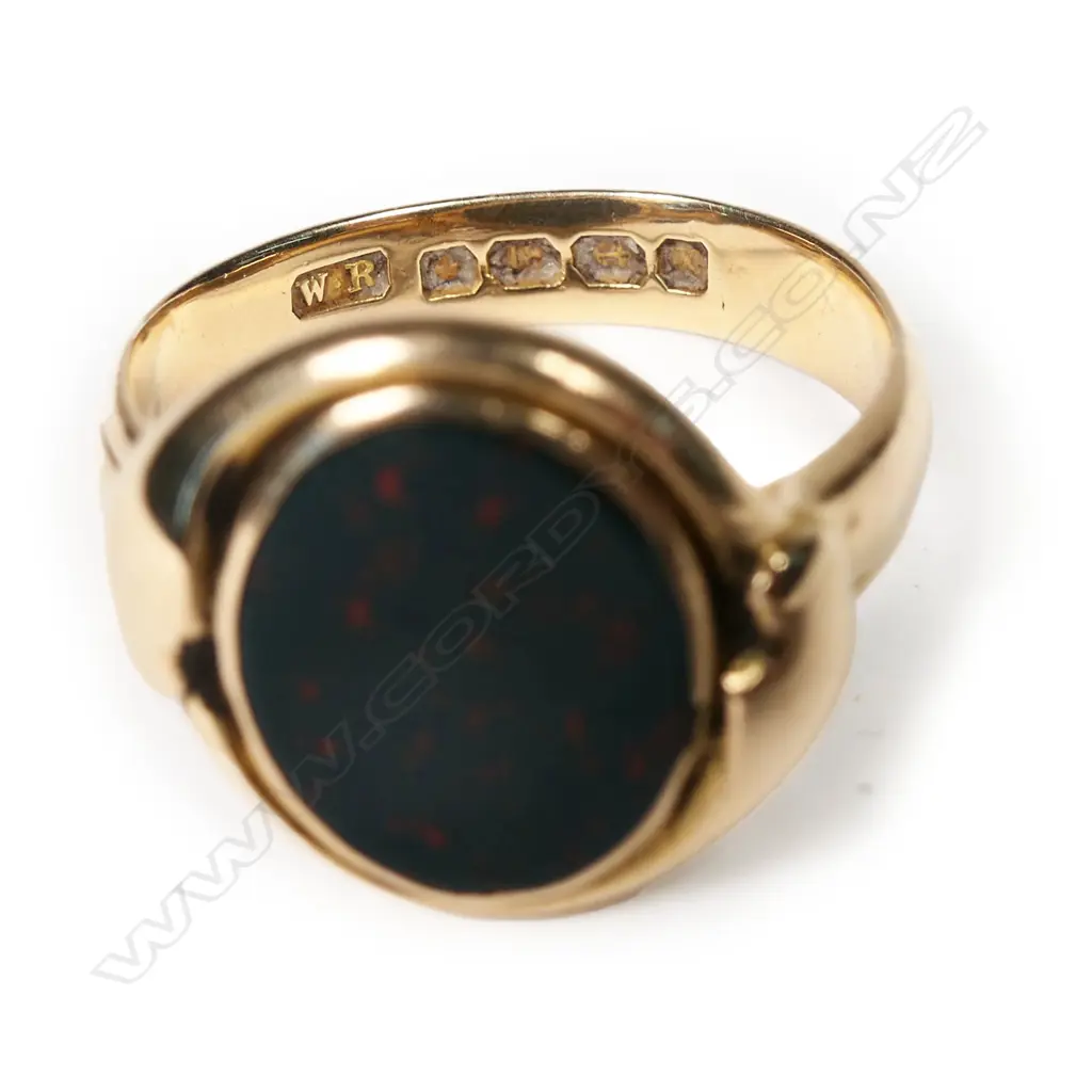 A Victorian 18ct rose gold and bloodstone panelled signet ring, Image 1++