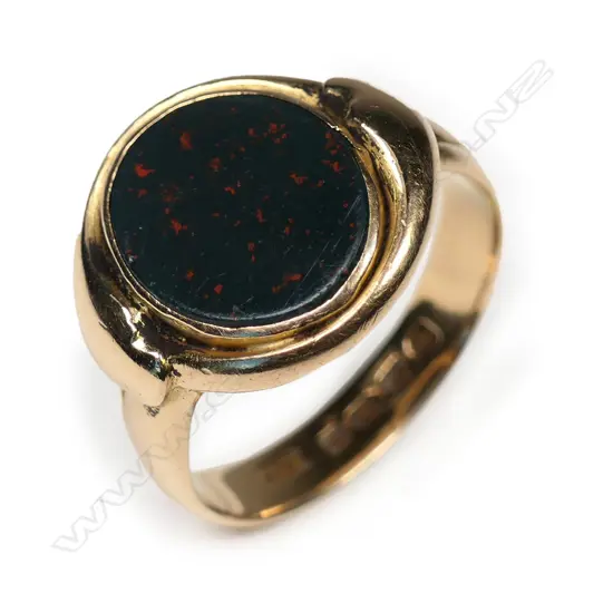 A Victorian 18ct rose gold and bloodstone panelled signet ring,