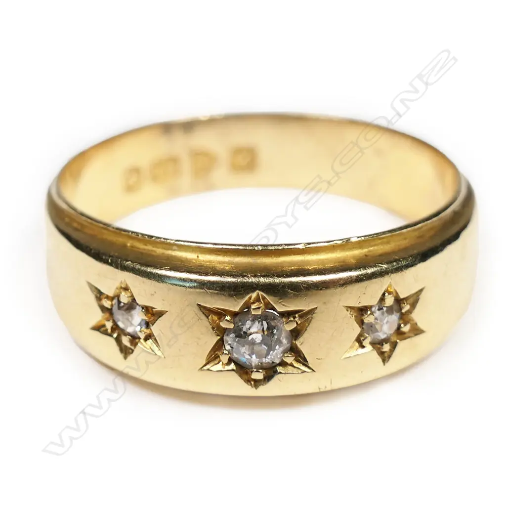 An early 20thC 18ct and three stone diamond ring. Image 1++