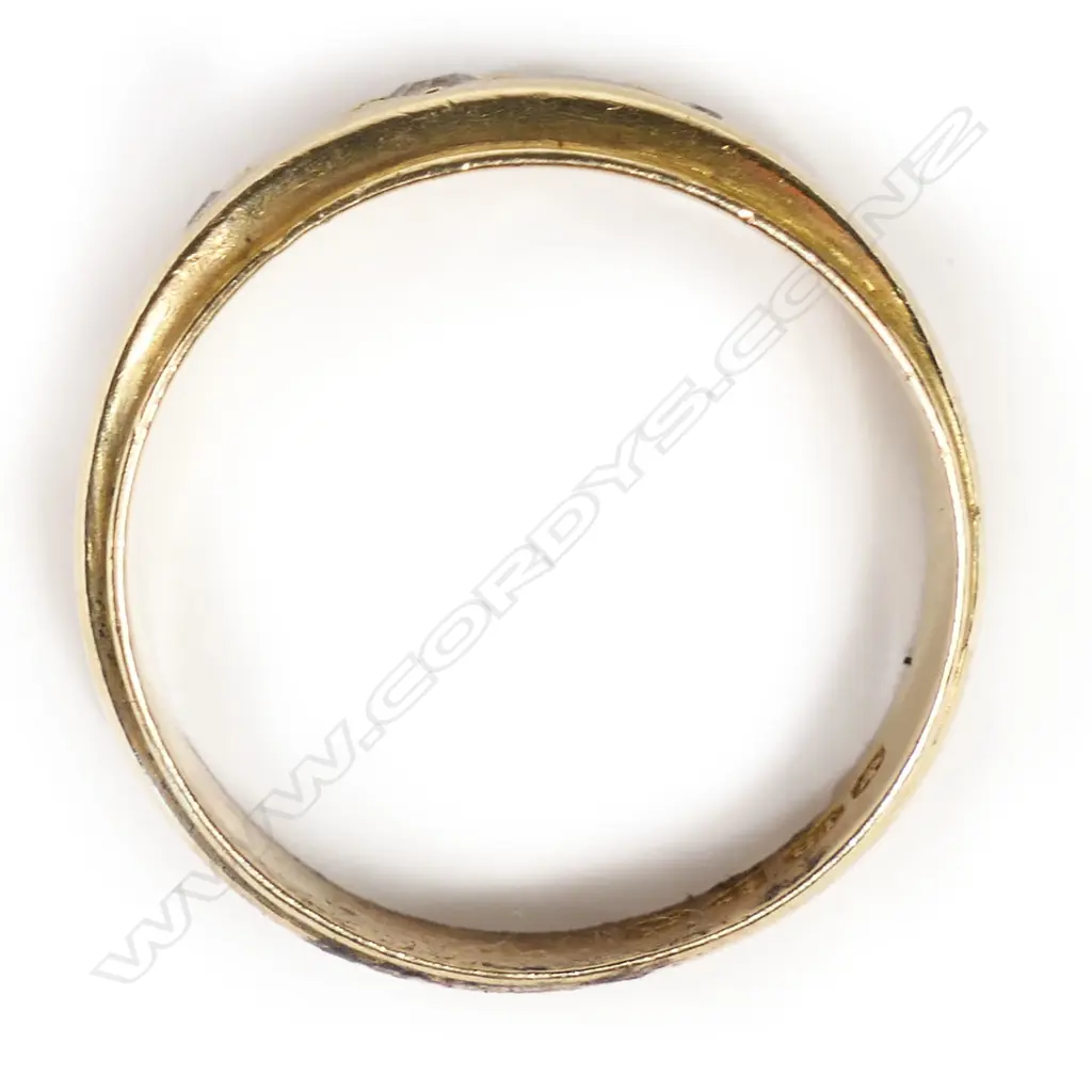 An early 20thC 18ct and three stone diamond ring. Image 1++