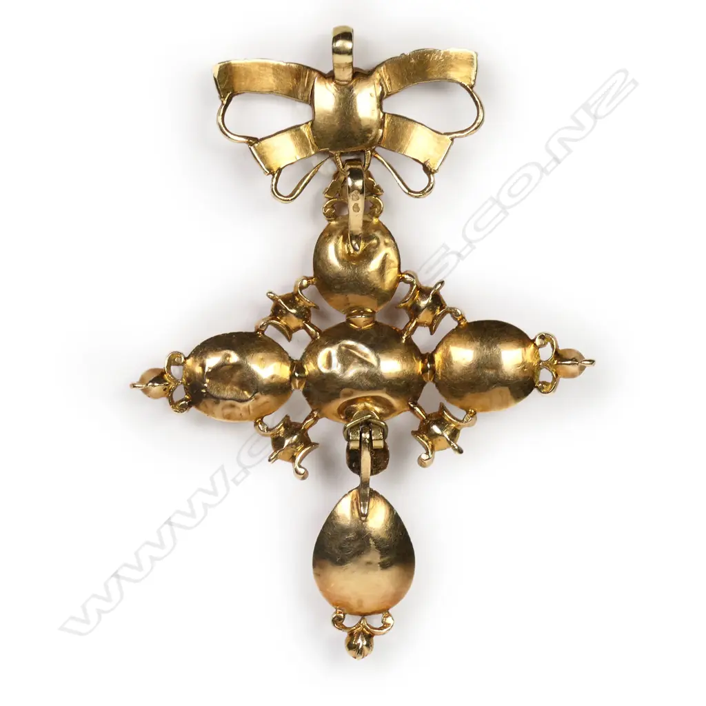 An ornate Victorian 18ct gold and almandine garnet cross pendant, Image 1++