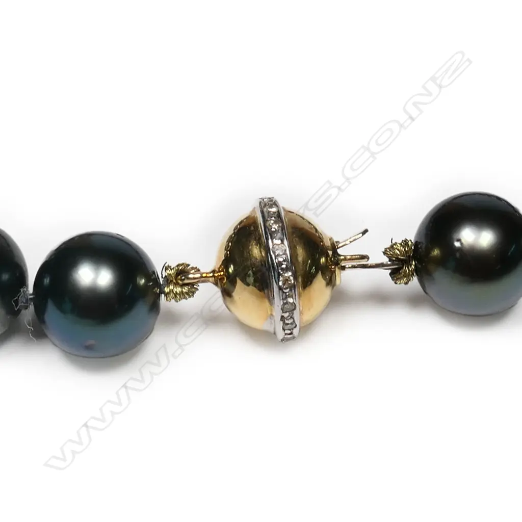 A black South Sea pearl necklace, Image 1++