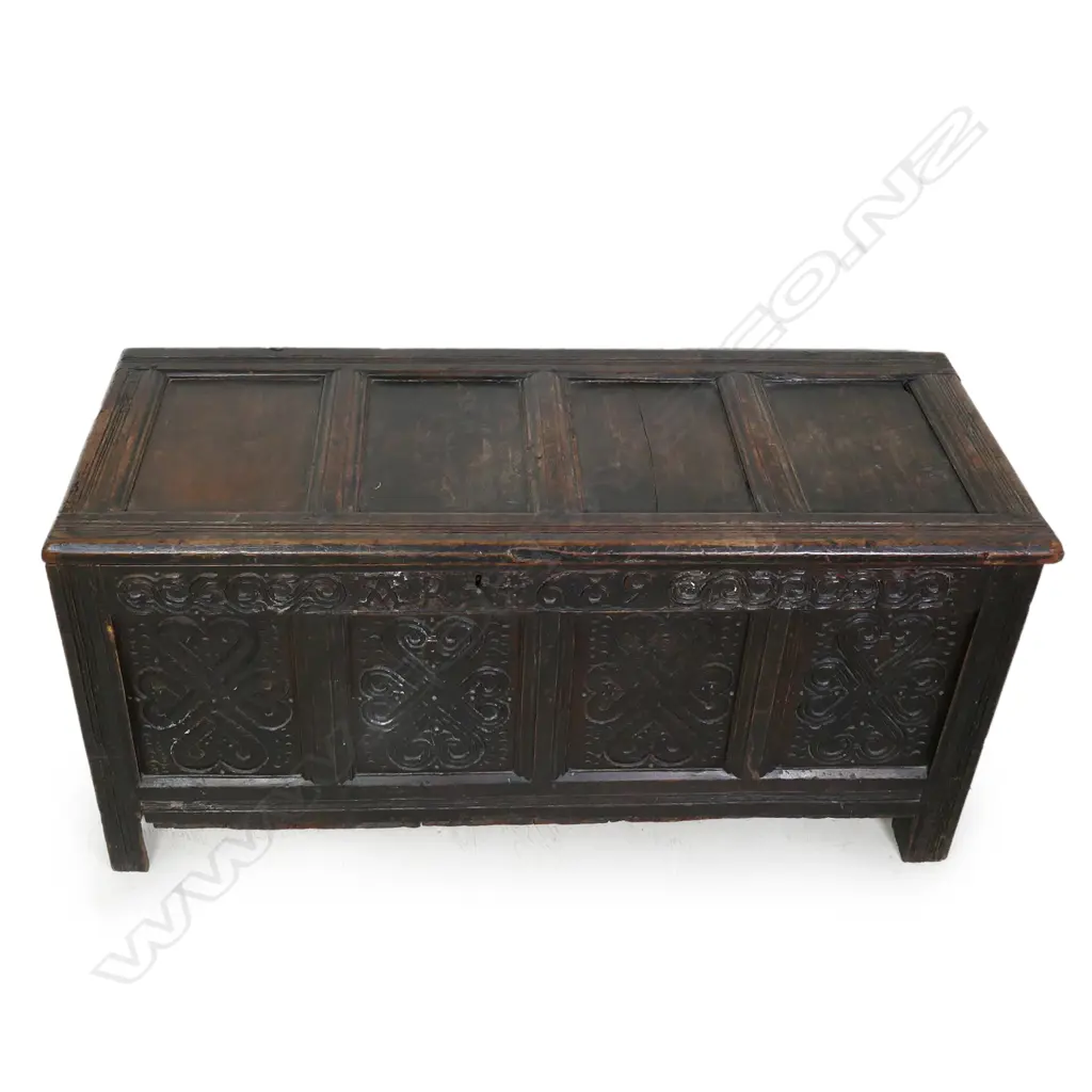 A George III oak coffer, Image 1++