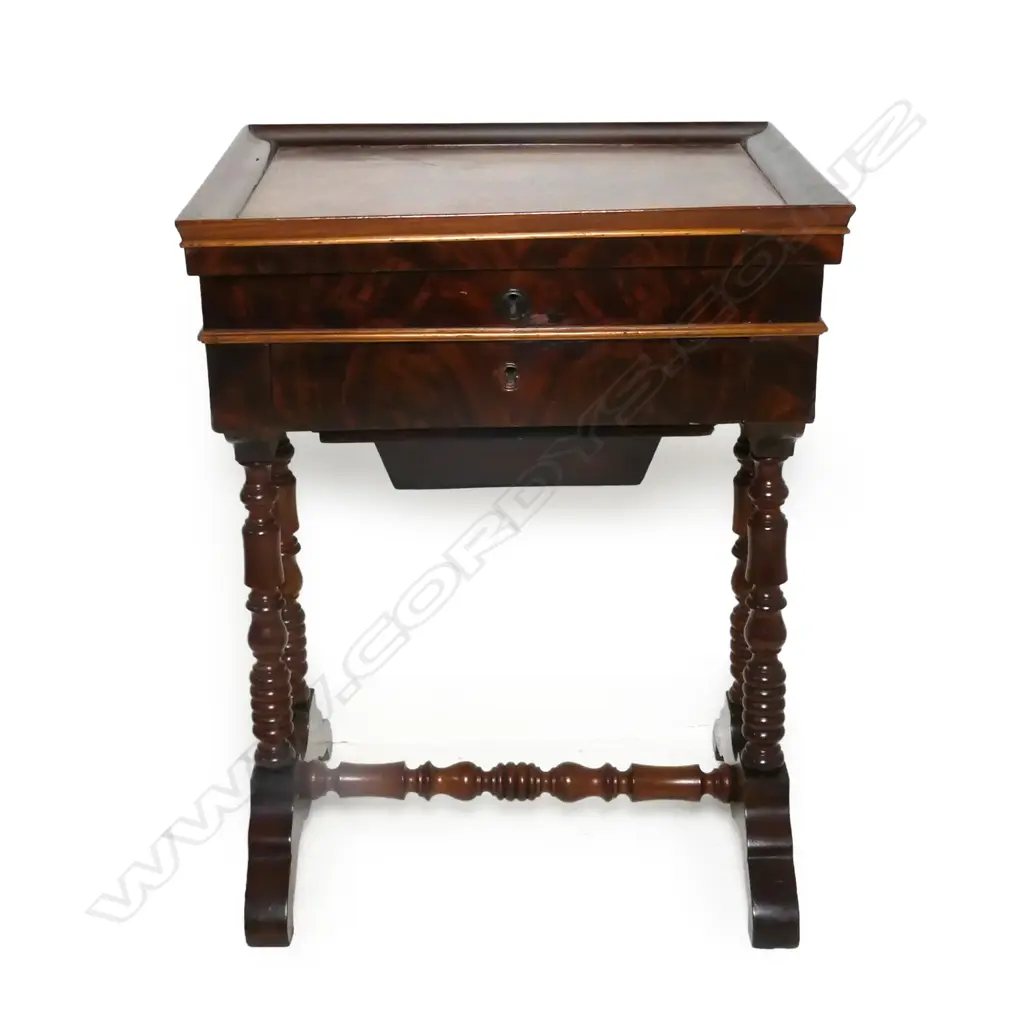A Victorian flame mahogany sewing table, Image 1++
