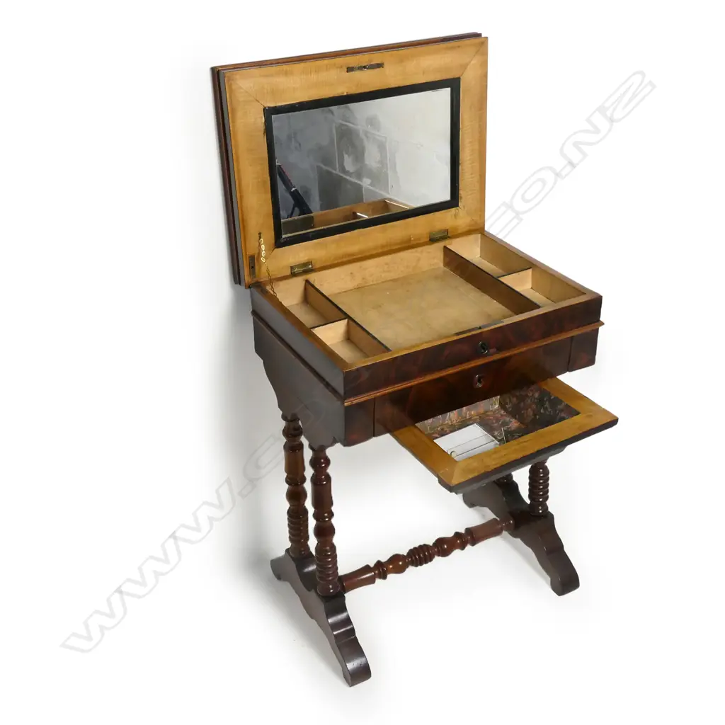 A Victorian flame mahogany sewing table, Image 1++
