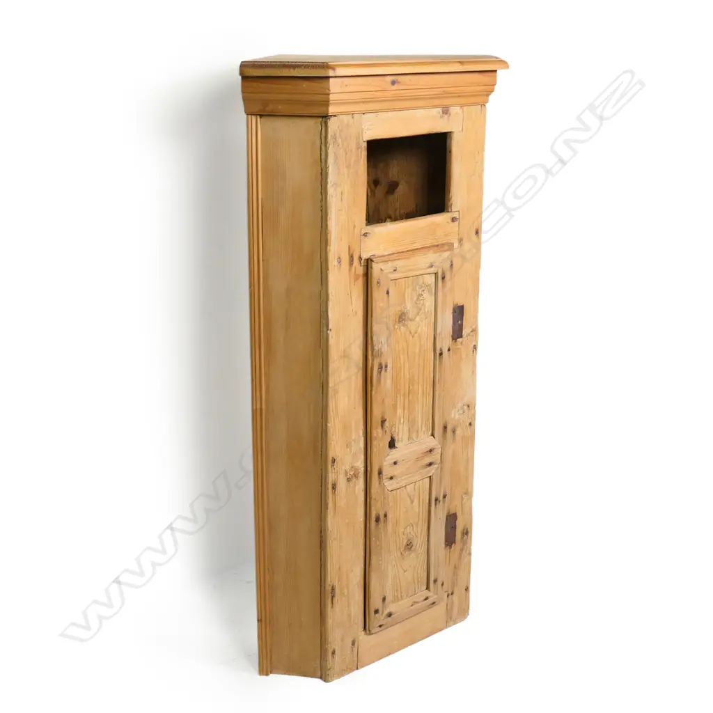 An early 19thC primitive pine hanging corner cabinet, Image 1++