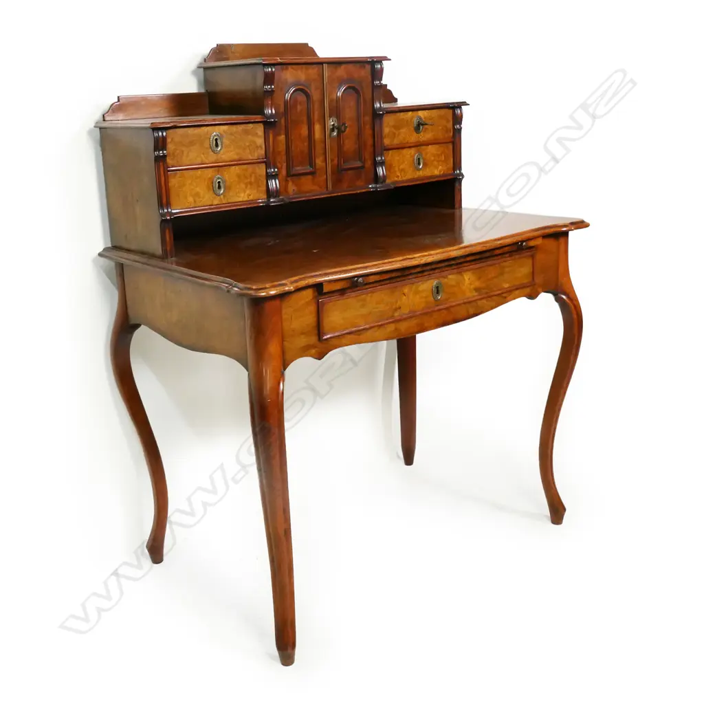 A 19thC walnut bonheur-du-jour, Image 1++