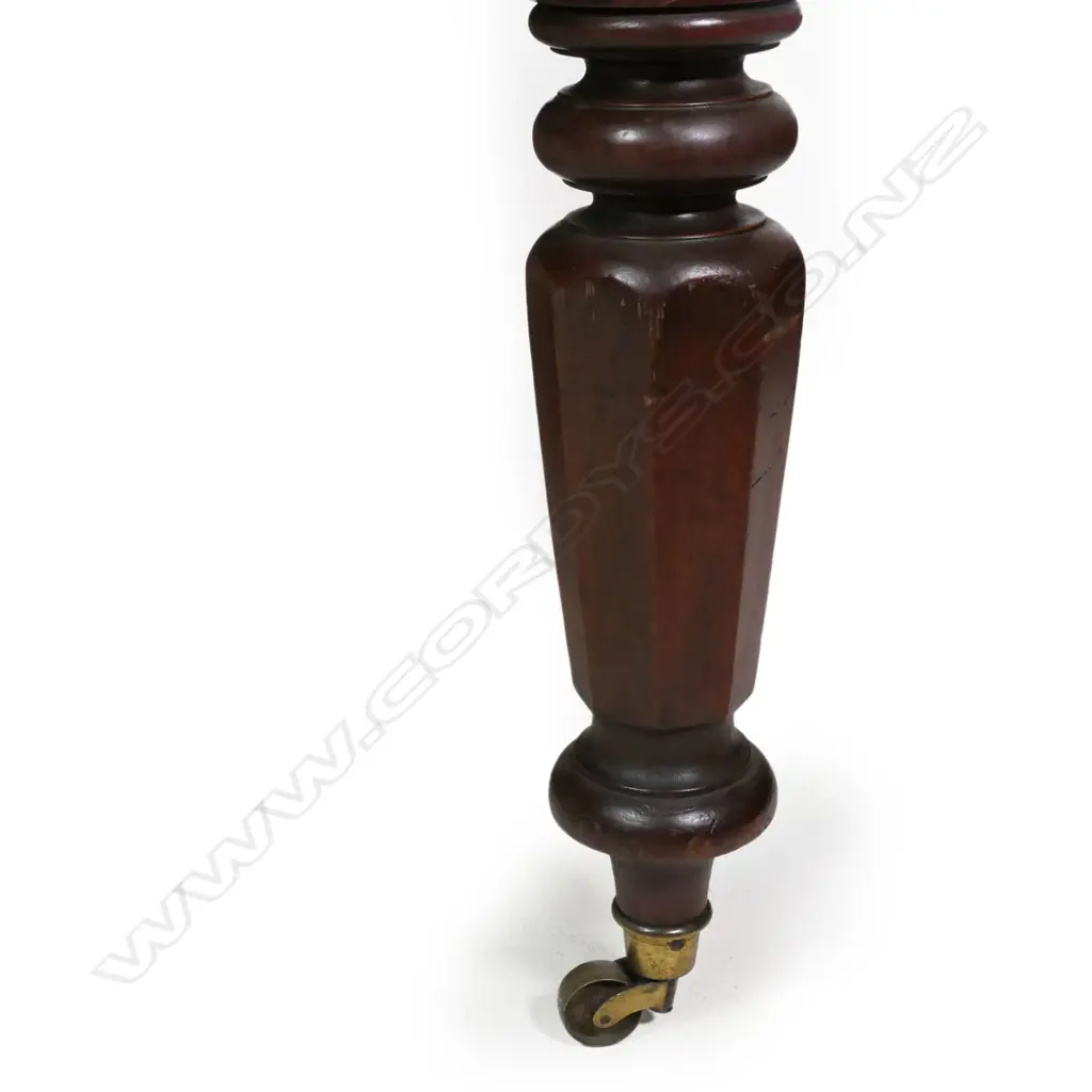 A Victorian mahogany extension banquet dining table, Image 1++