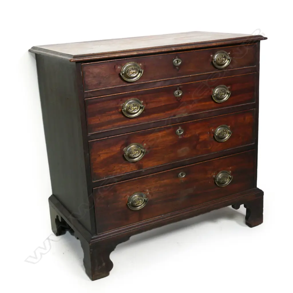 A George III mahogany small proportion chest, Image 1++
