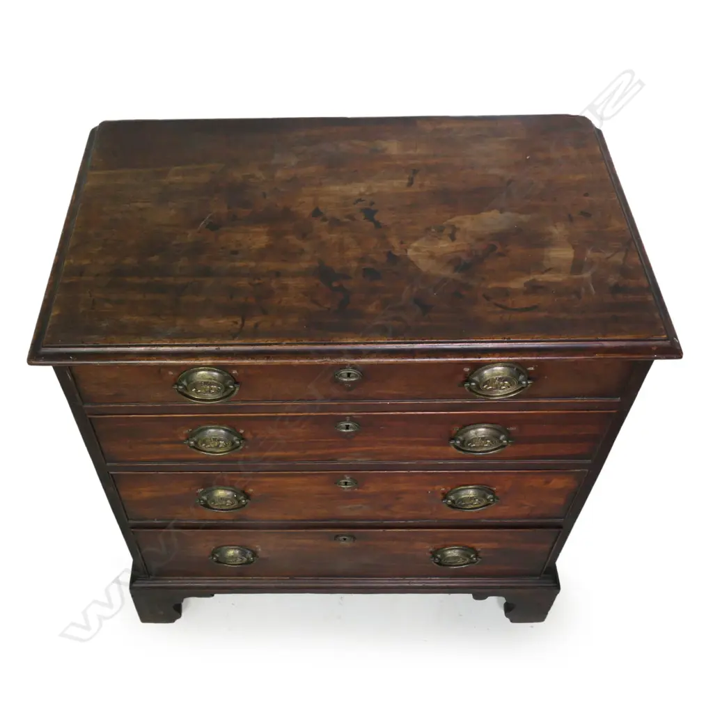 A George III mahogany small proportion chest, Image 1++