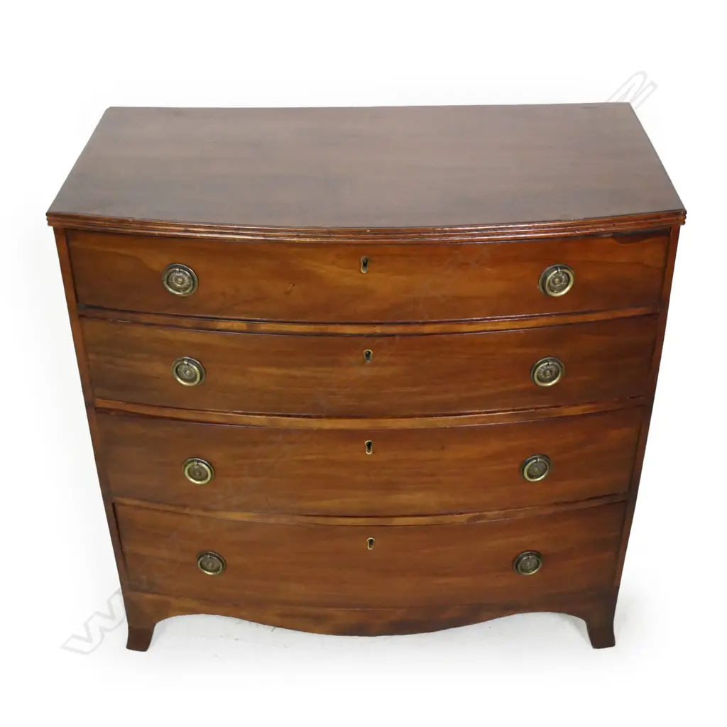 A Georgian mahogany bow front four drawer chest, Image 1++