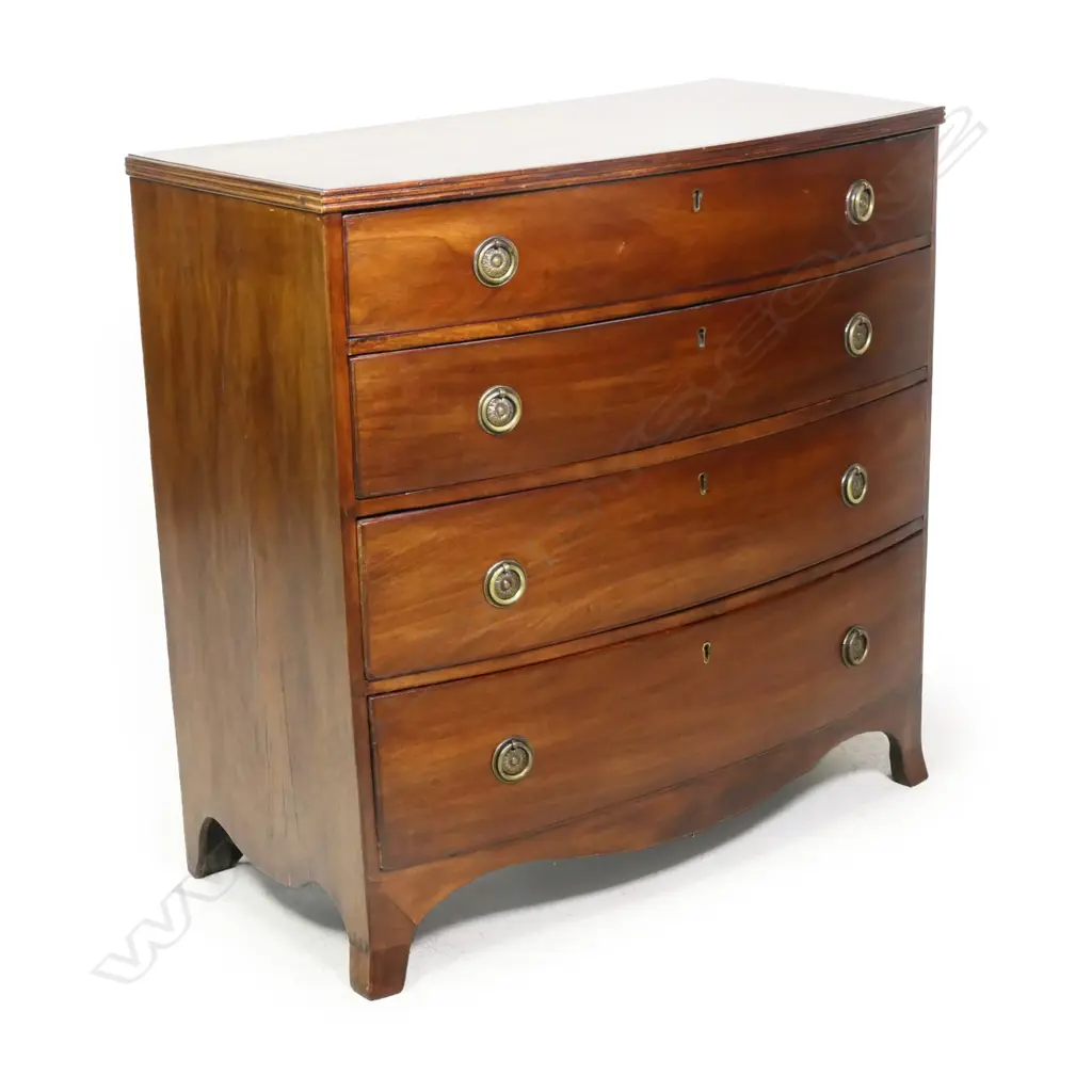 A Georgian mahogany bow front four drawer chest, Image 1++
