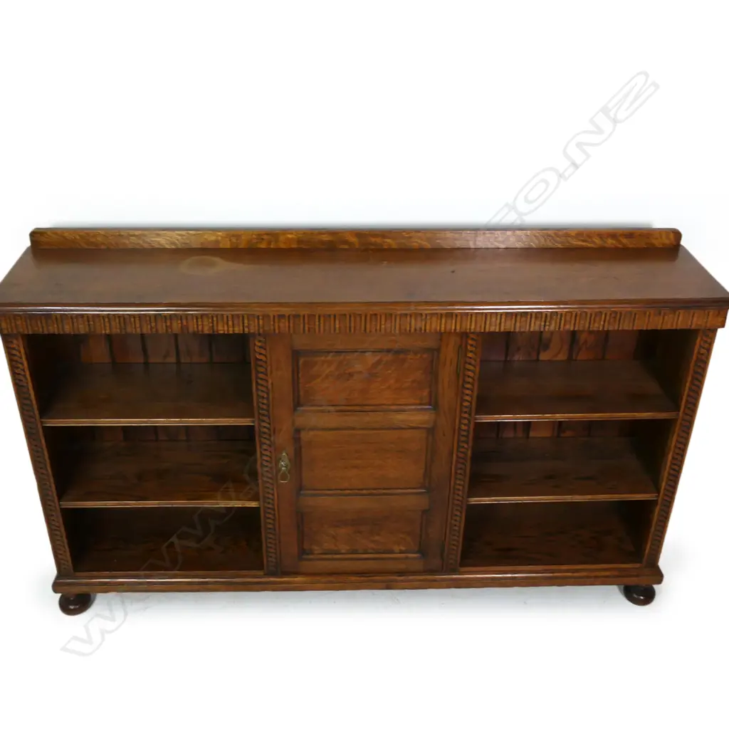 An early 20thC oak carved bookcase, Image 1++