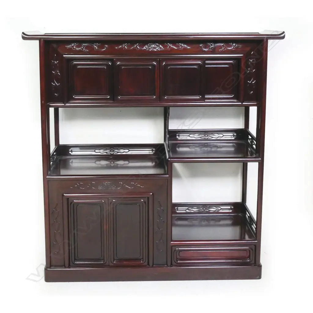 A fine quality Chinese rosewood display cabinet, Image 1++
