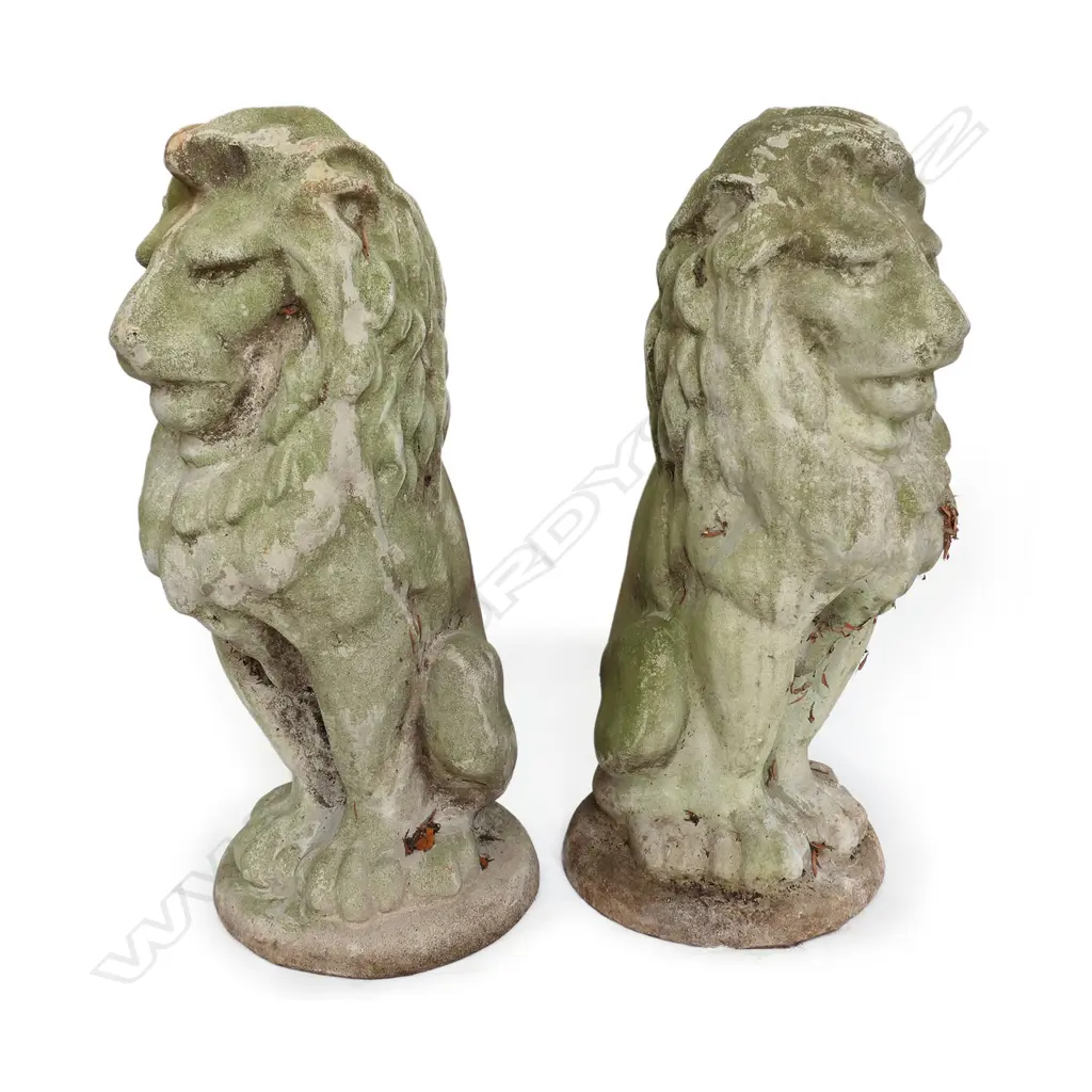 A pair of classical concrete garden lions, Image 1++