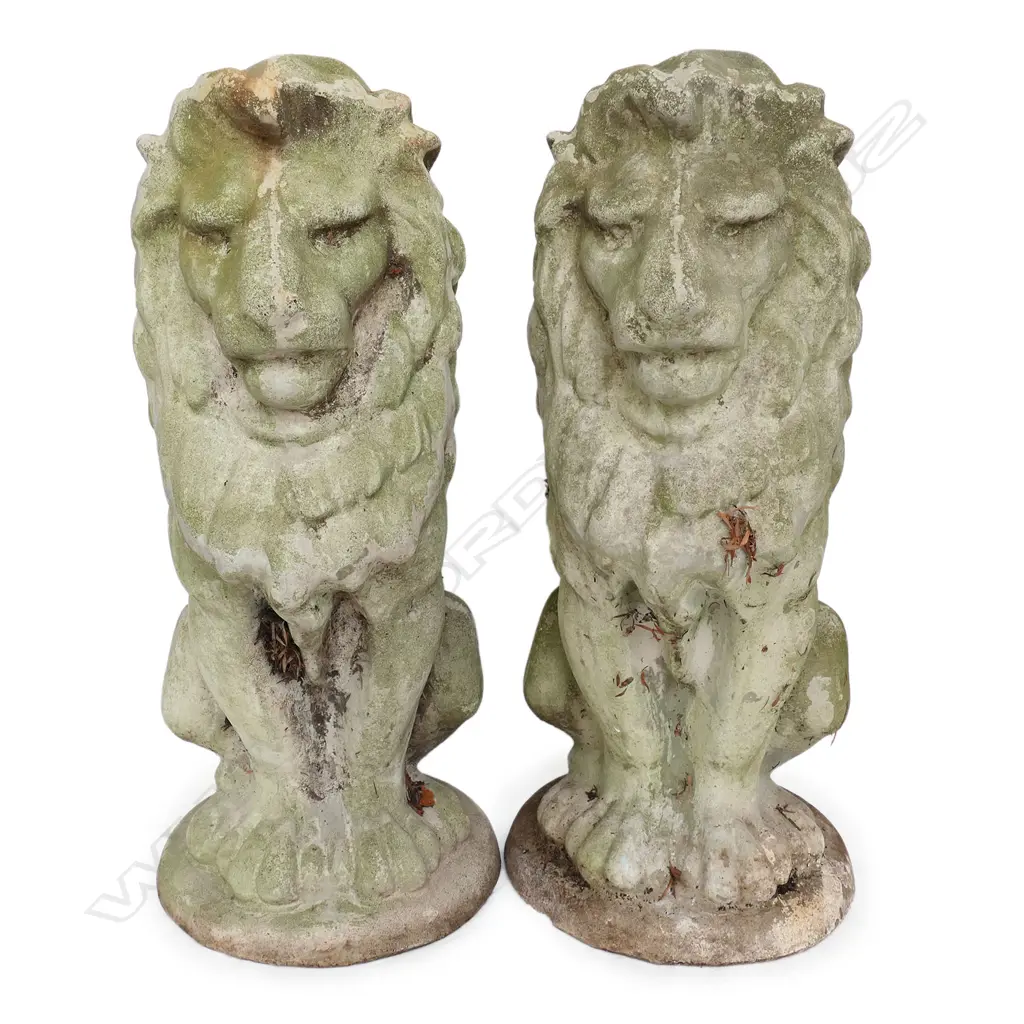 A pair of classical concrete garden lions, Image 1++