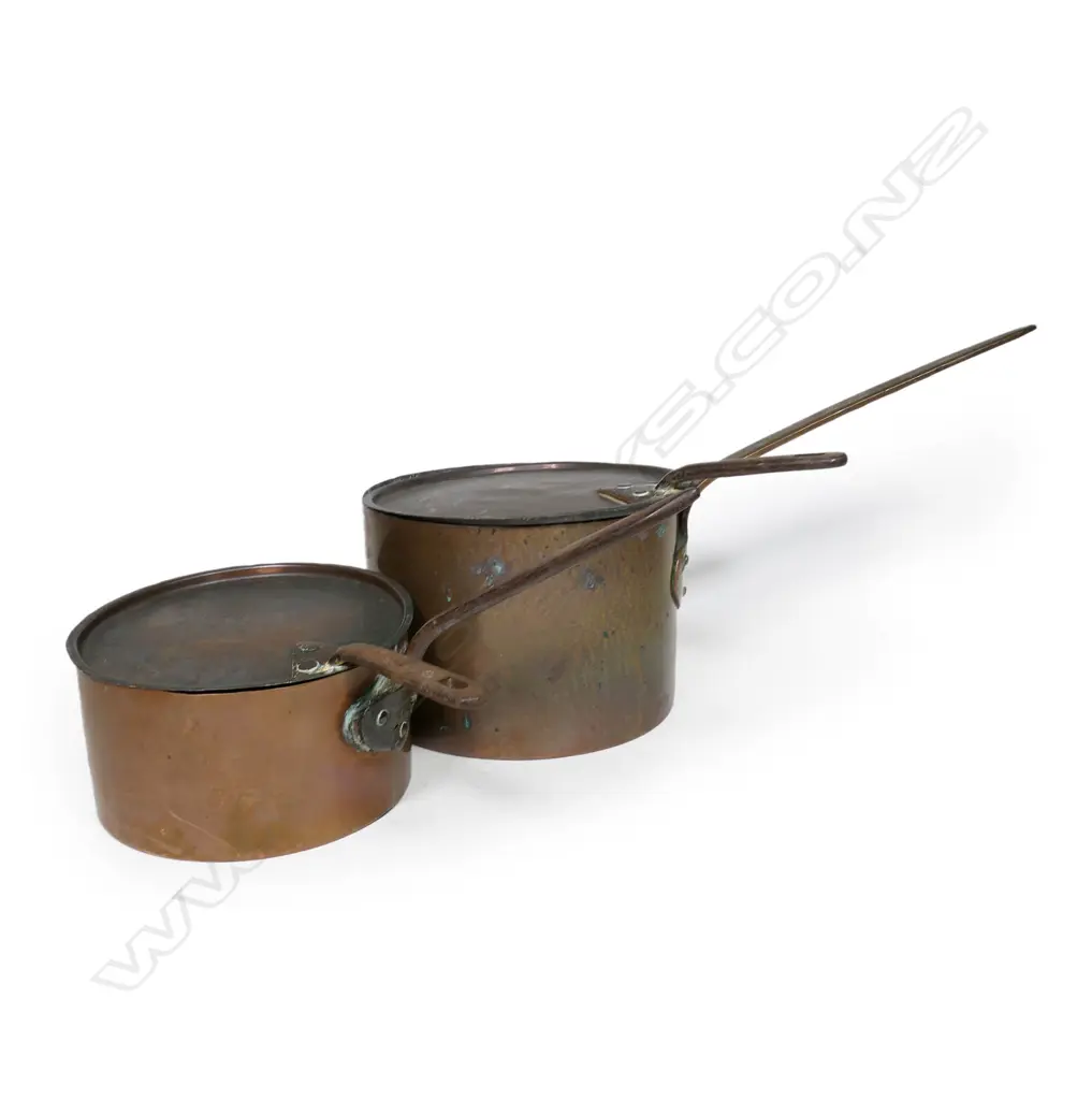 Two large vintage copper pots Image 1++