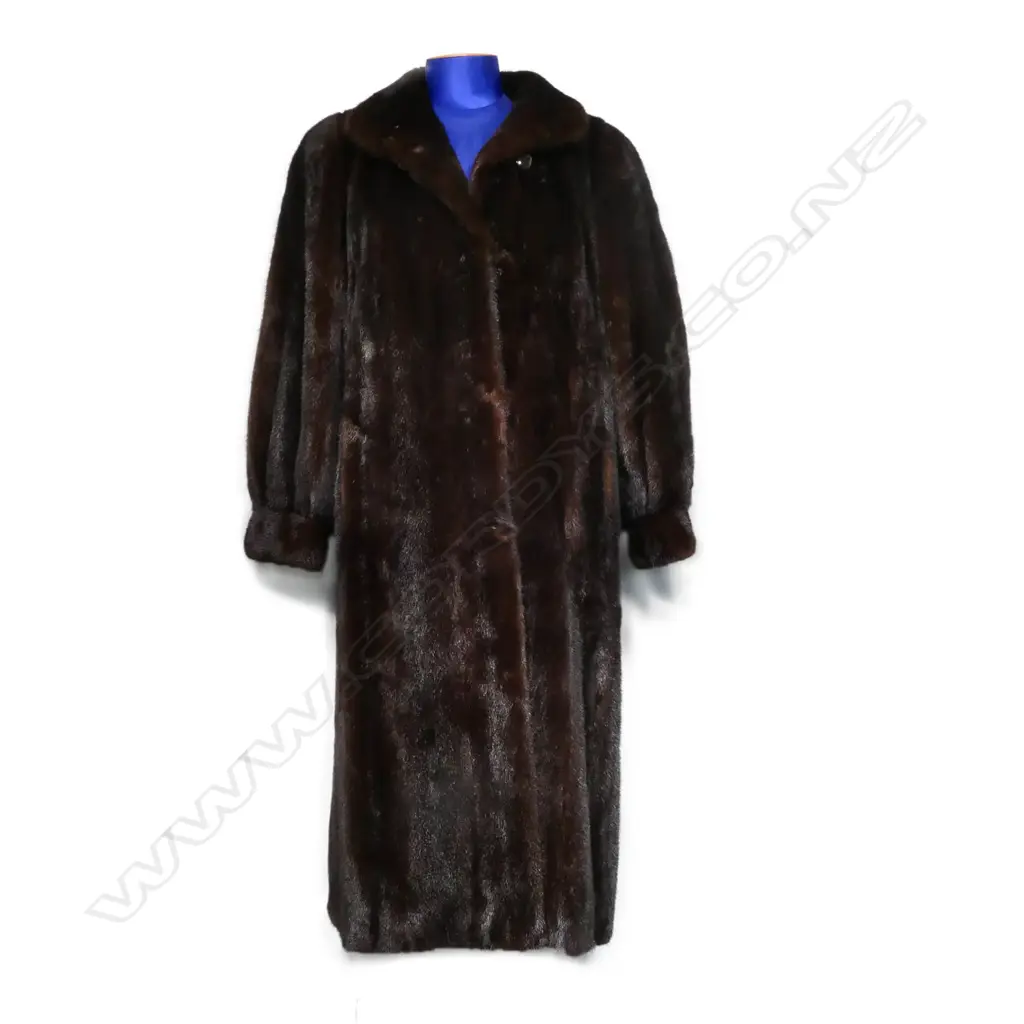 A full-length mink fur coat, Image 1++