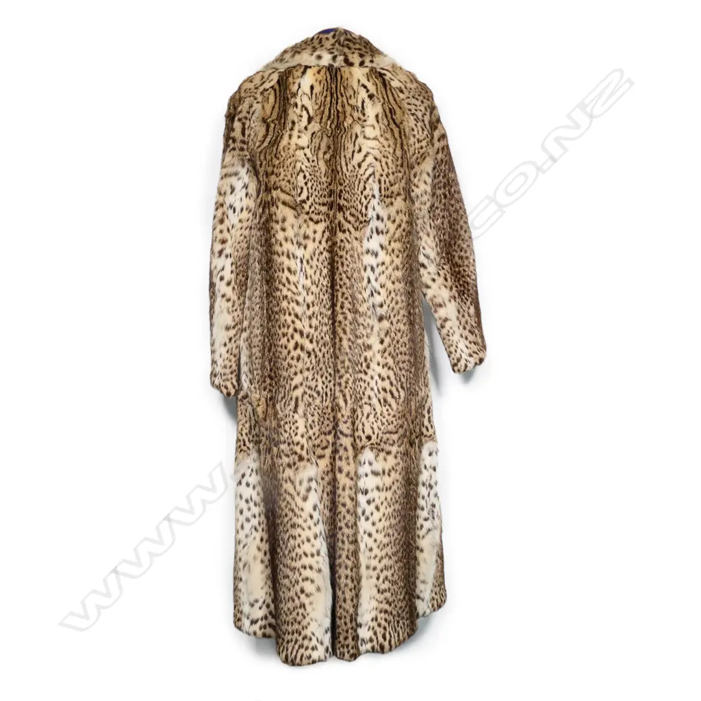 A dramatic full-length Geoffrey’s cat (Leopardus geoffroyi) fur coat, Image 1++