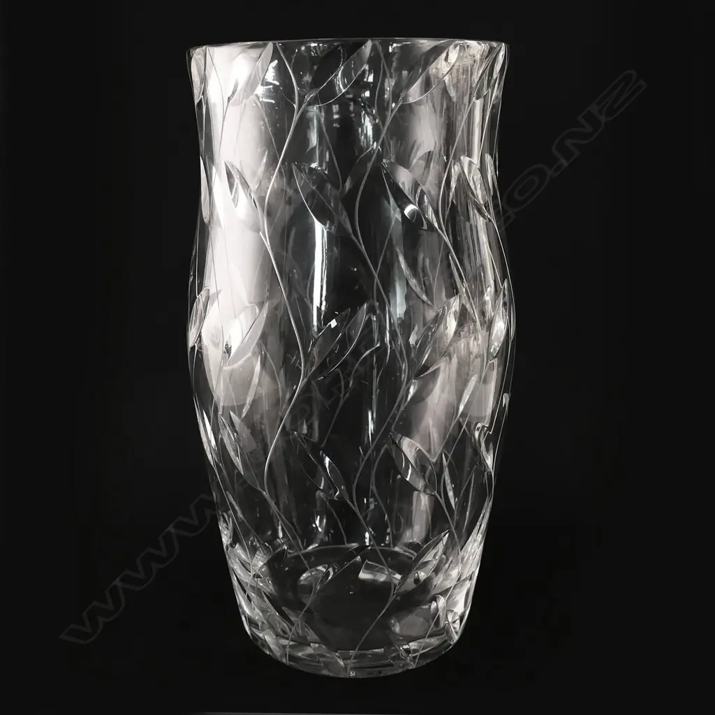A 1930s Clyne Farquharson cut glass vase, Image 1++