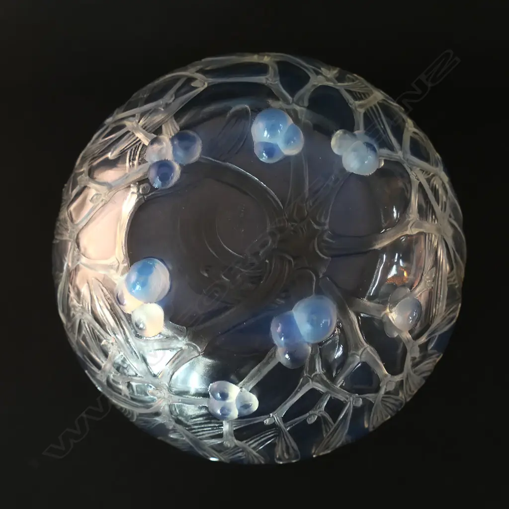 A René Lalique opalescent glass bowl, Gui (Mistletoe) pattern, Image 1++