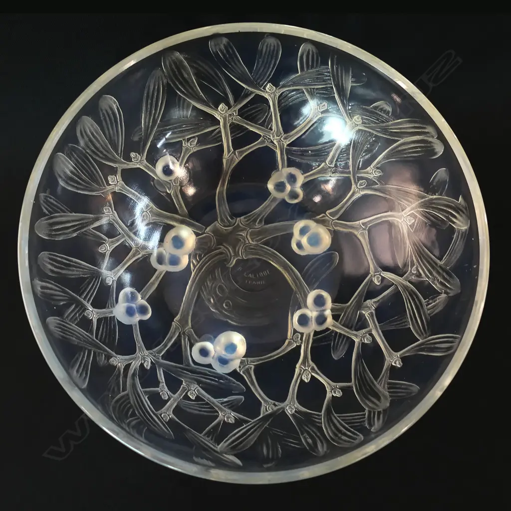 A René Lalique opalescent glass bowl, Gui (Mistletoe) pattern, Image 1++