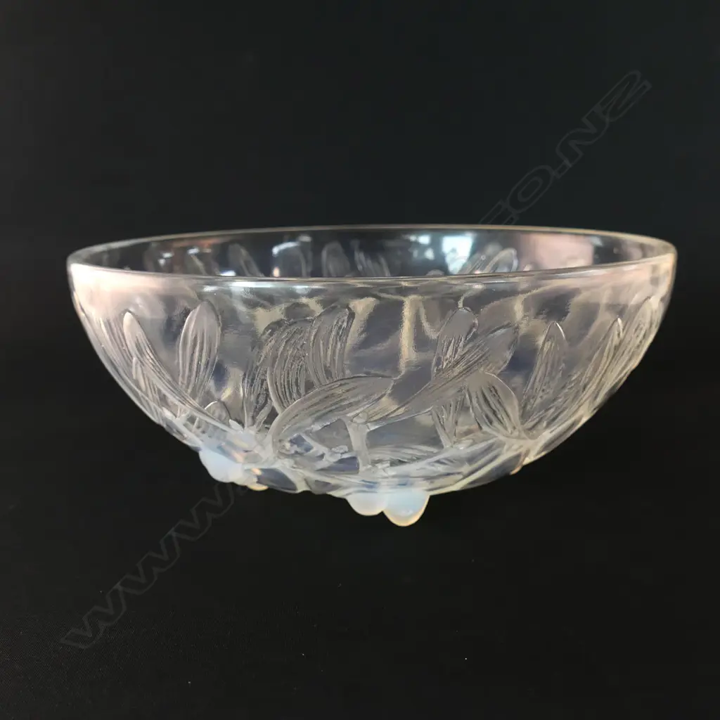A René Lalique opalescent glass bowl, Gui (Mistletoe) pattern, Image 1++