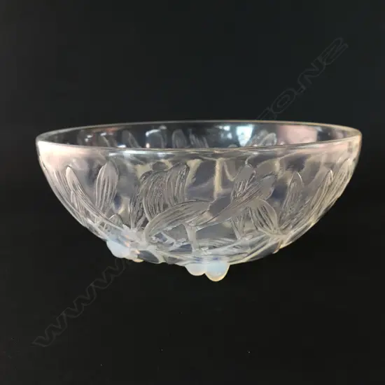 A René Lalique opalescent glass bowl, Gui (Mistletoe) pattern,