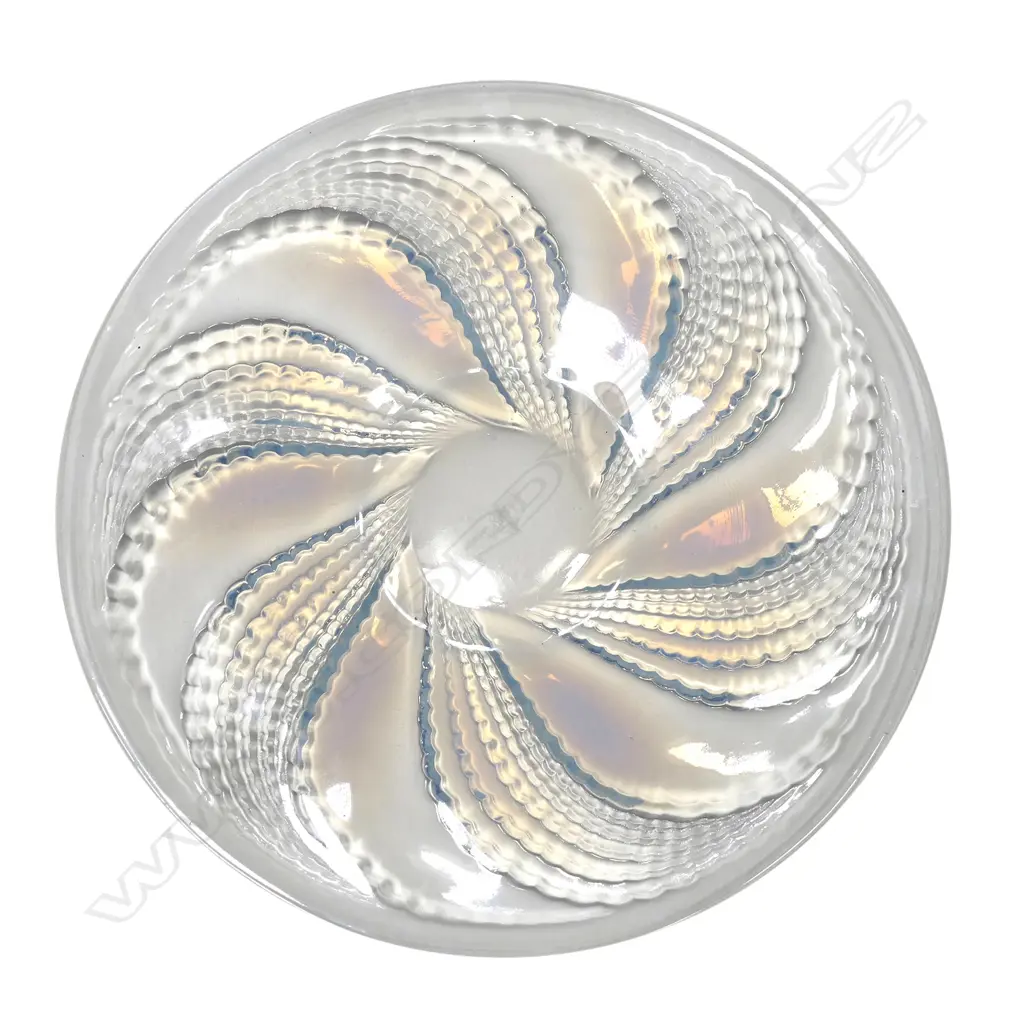 A René Lalique opalescent glass ‘Fleurons’ plate, Image 1++