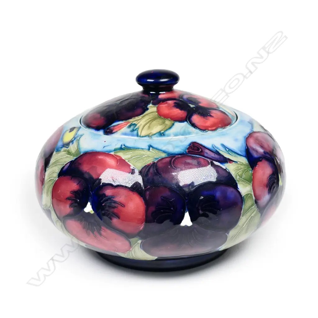 A William Moorcroft lidded bowl, Image 1++