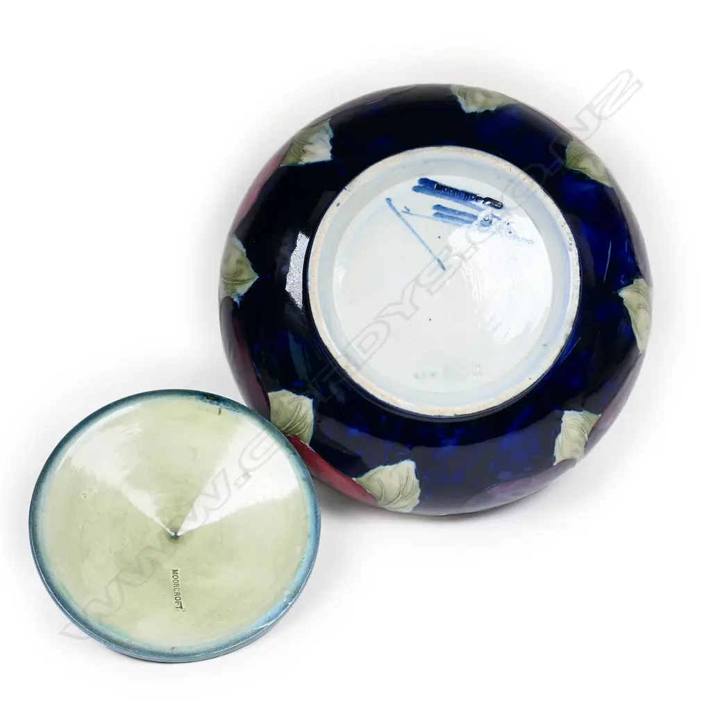 A William Moorcroft lidded bowl, Image 1++