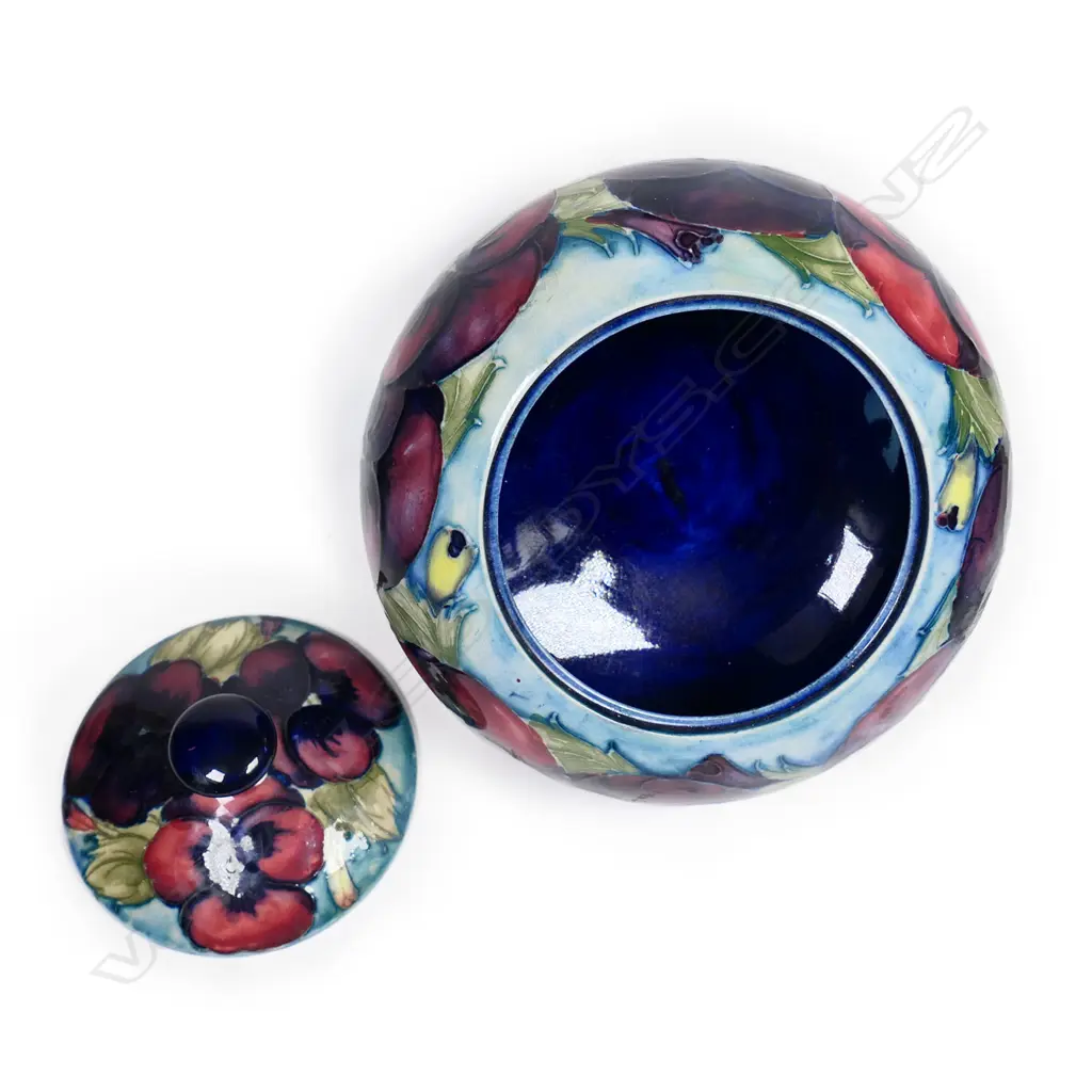 A William Moorcroft lidded bowl, Image 1++