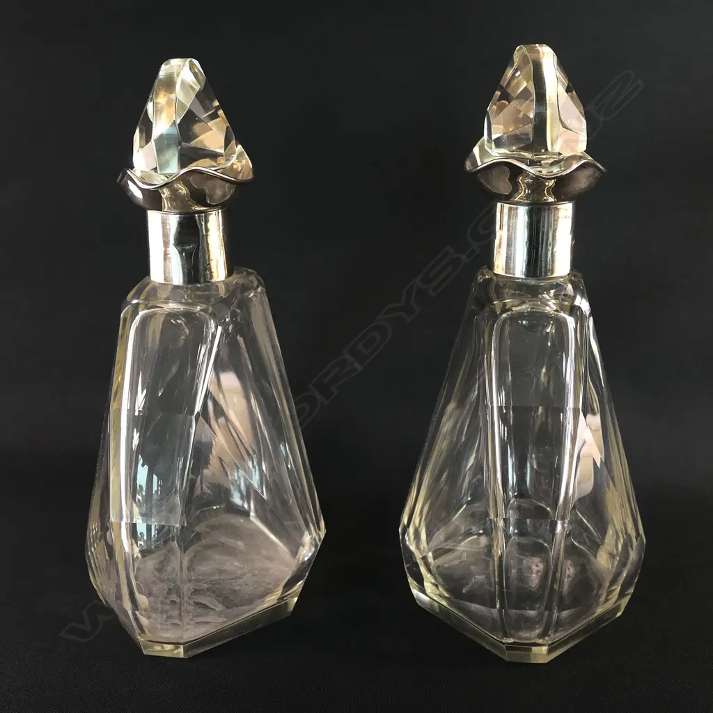 A pair of Art Deco crystal decanters, Image 1++