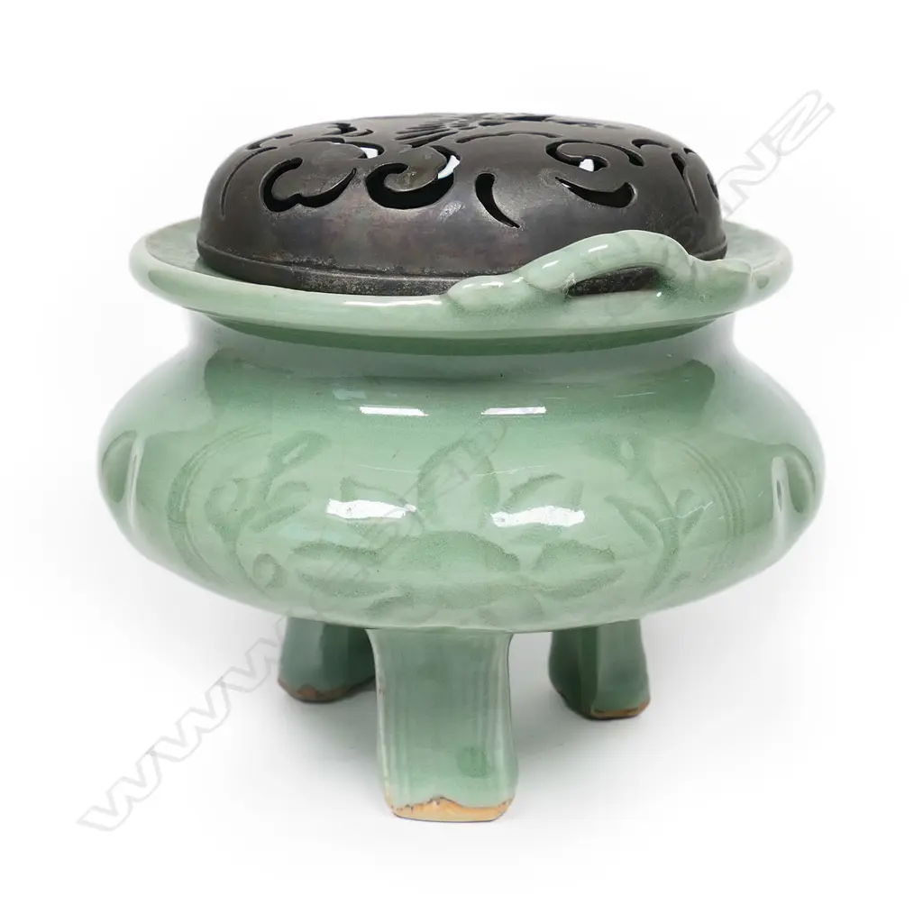 A Chinese celadon tripod censor, Image 1++