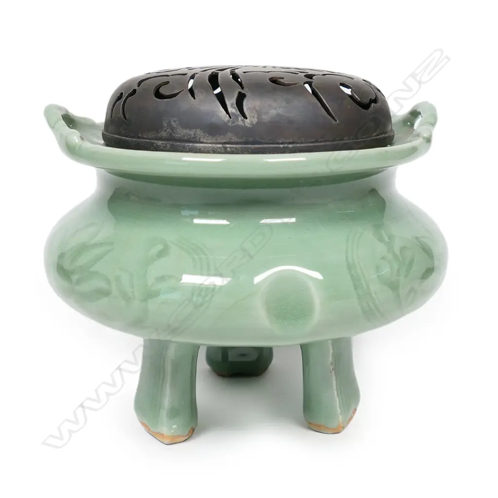 A Chinese celadon tripod censor, Image 1++