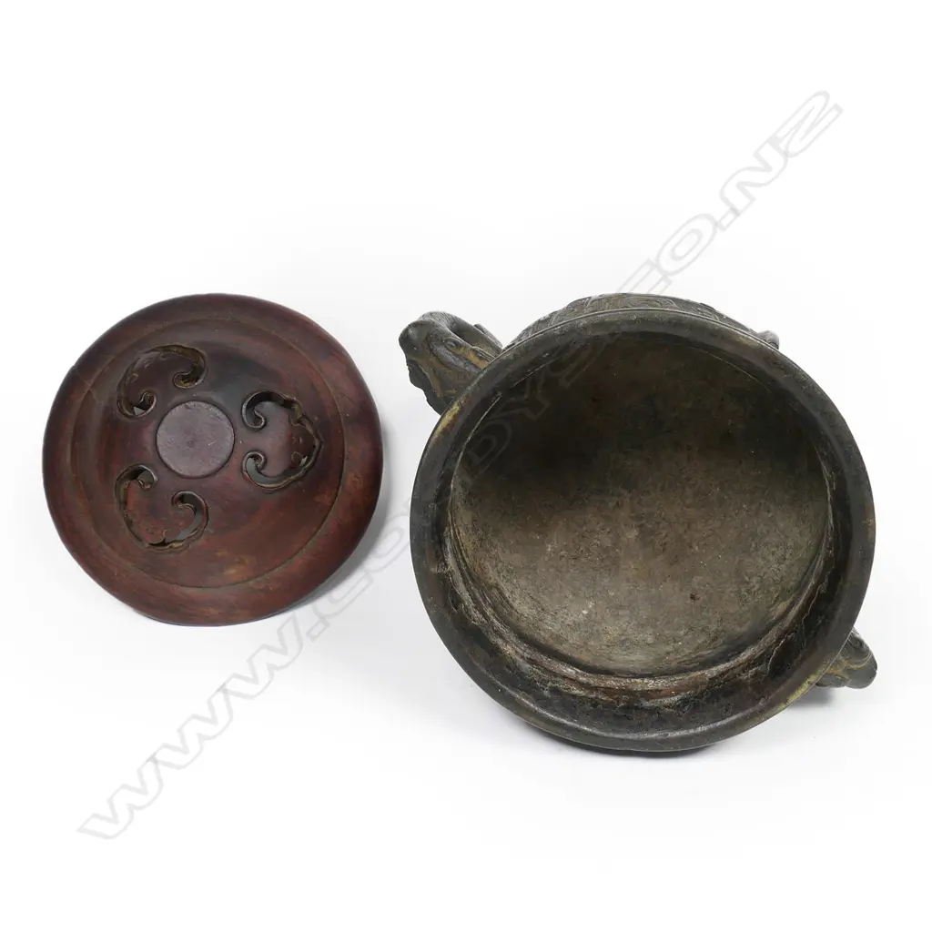 A Chinese bronze gui censer, Image 1++
